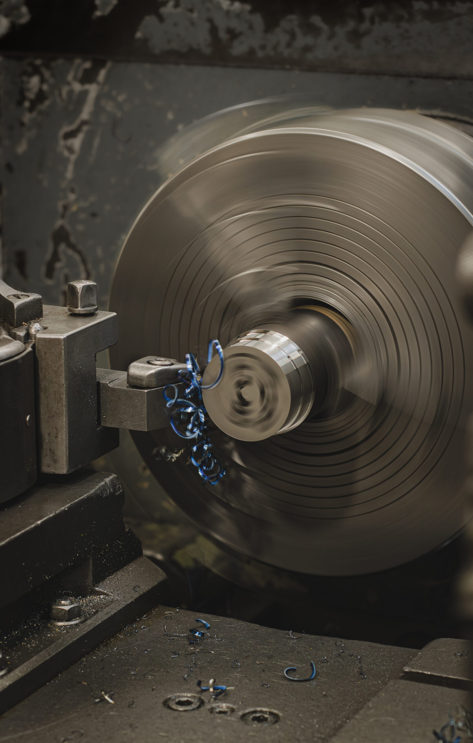 Esztergálás üzemi környezetben – ipari fotózás gyártó cégnek